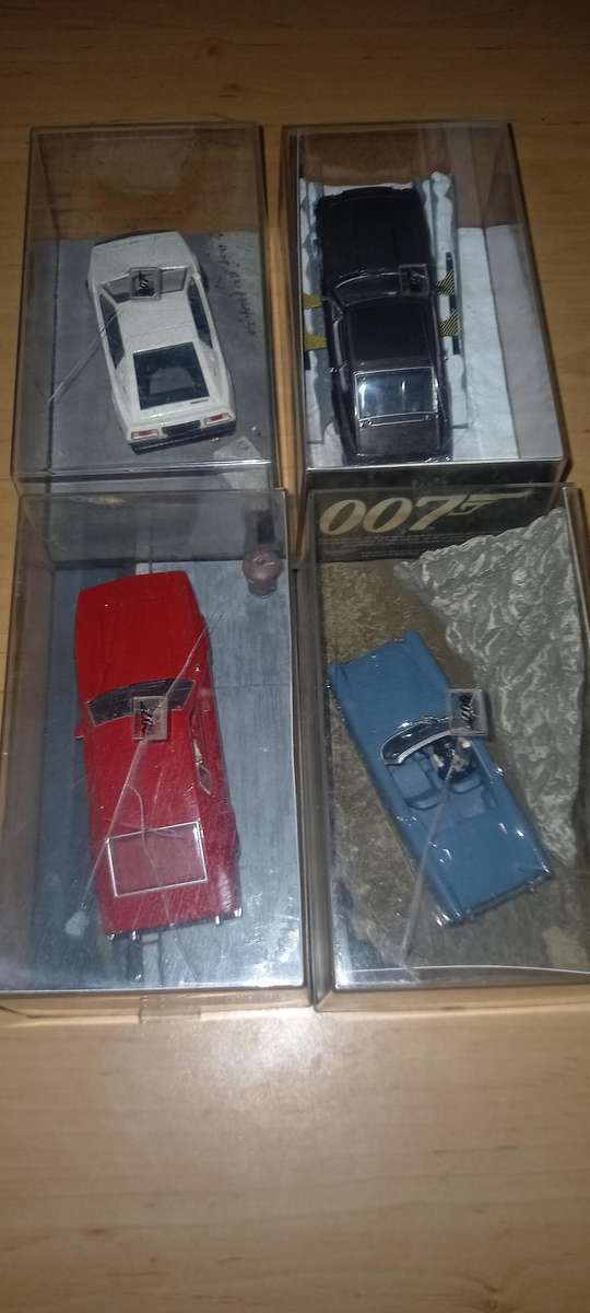 13 James Bond die cast models + magazines