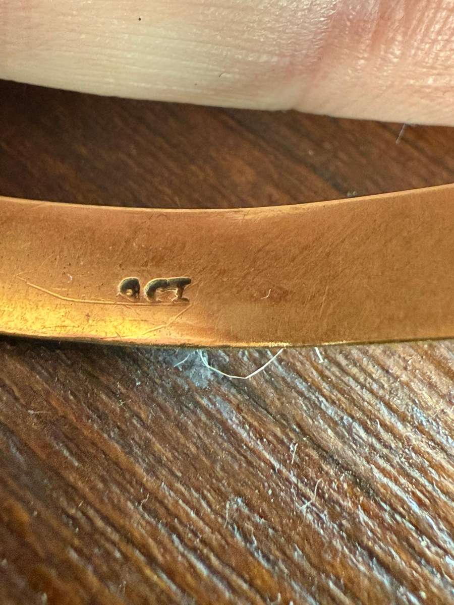 9CT GOLD BANGLE 9 GRAMS TOTAL