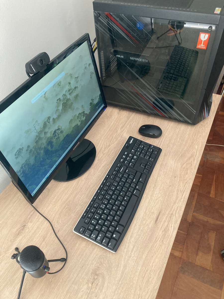 Complete Gaming PC Setup - Custom PC, Samsung Monitor, Wireless Mouse, Webcam, Microphone & Keyboard