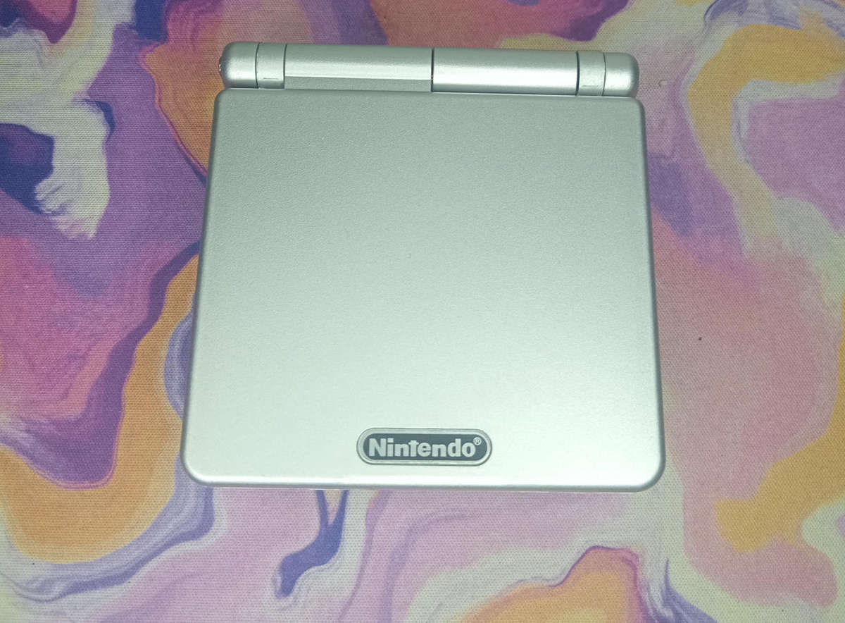 Nintendo gameboy advance(needs battery)