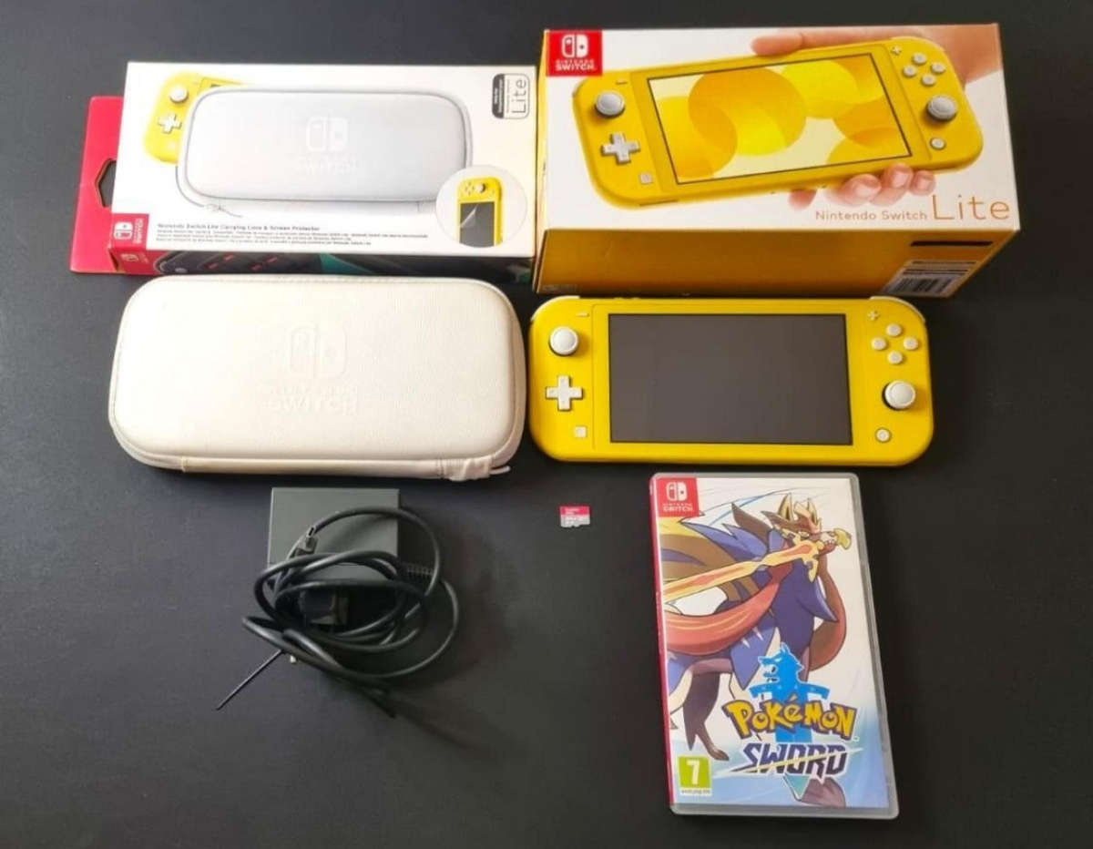Like new Nintendo switch lite bundle