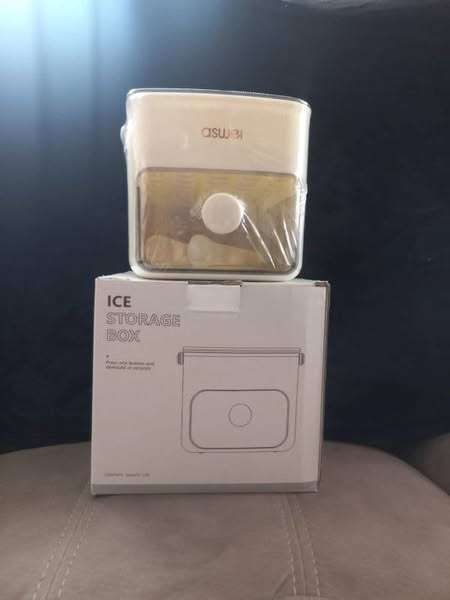 Press Action Ice Cube Maker