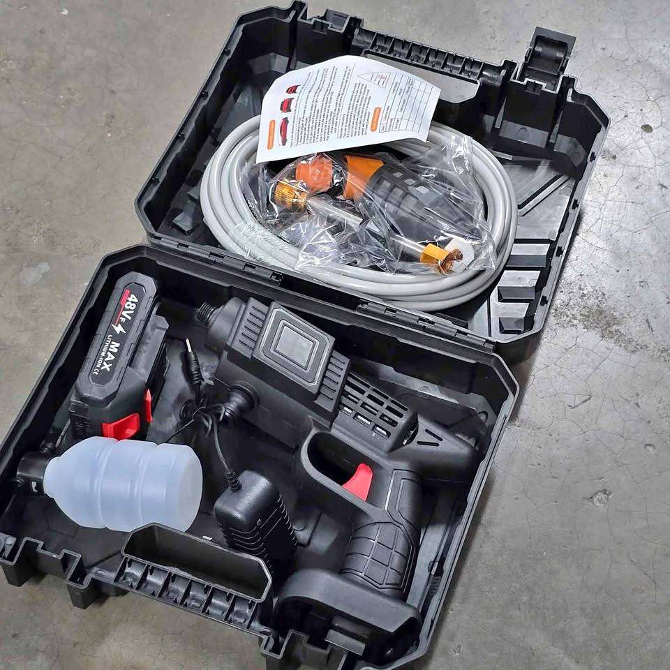 High Pressure washer with two batteries