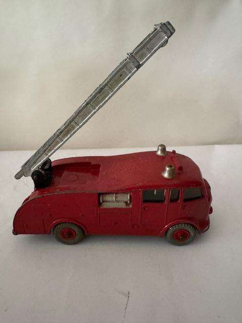 Dinky Toys 555 - Fire Engine with extending ladder