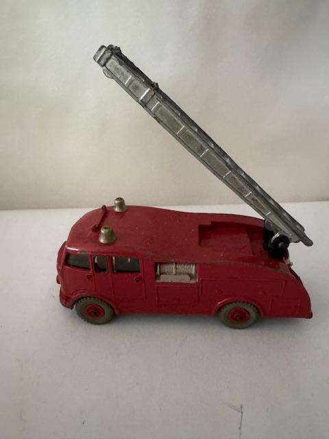 Dinky Toys 555 - Fire Engine with extending ladder