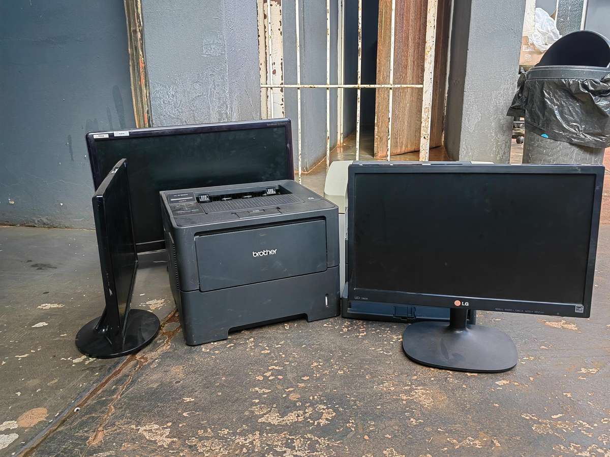 LOT OF 3 MONITORS AND 1 PRINTER