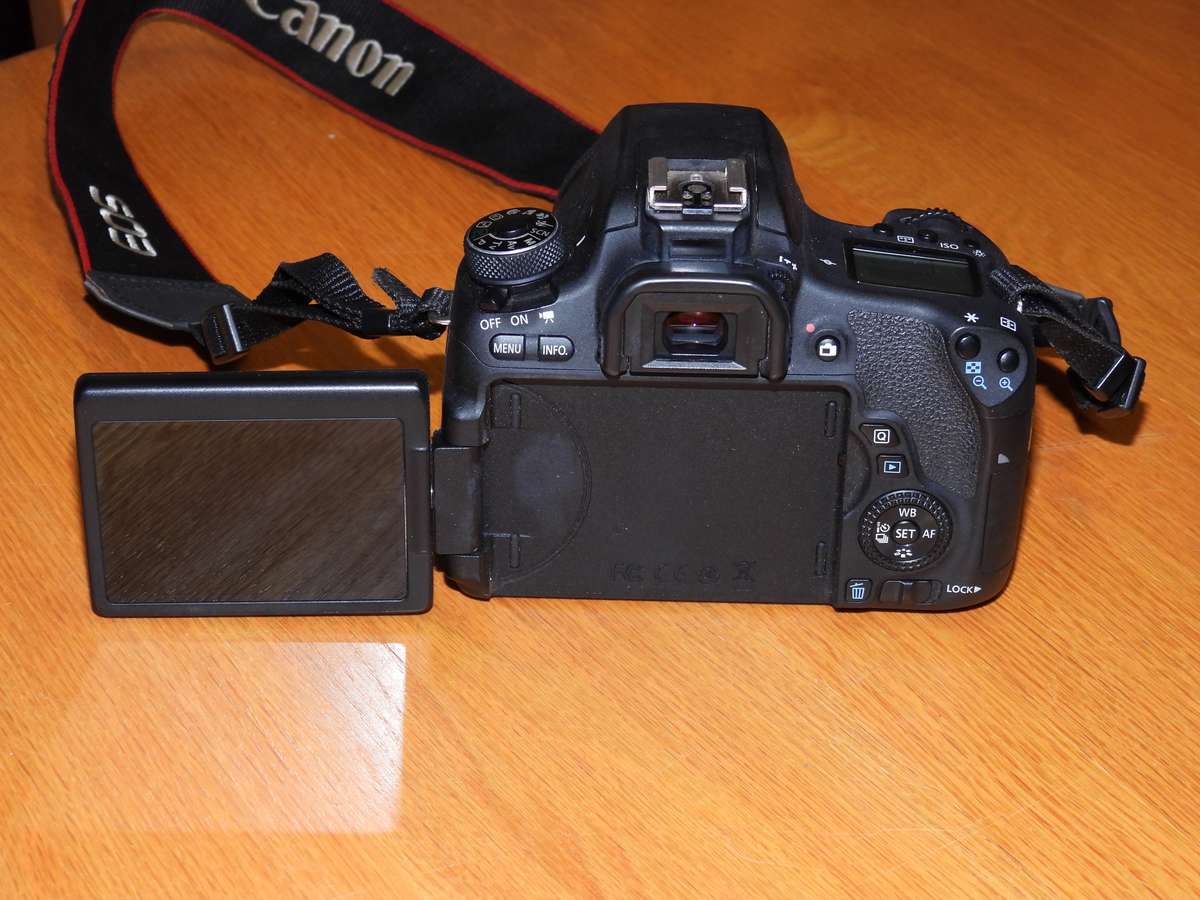 Canon 760D Body + Canon EF-S 18-55mm f3.5-5.6 IS STM Lens