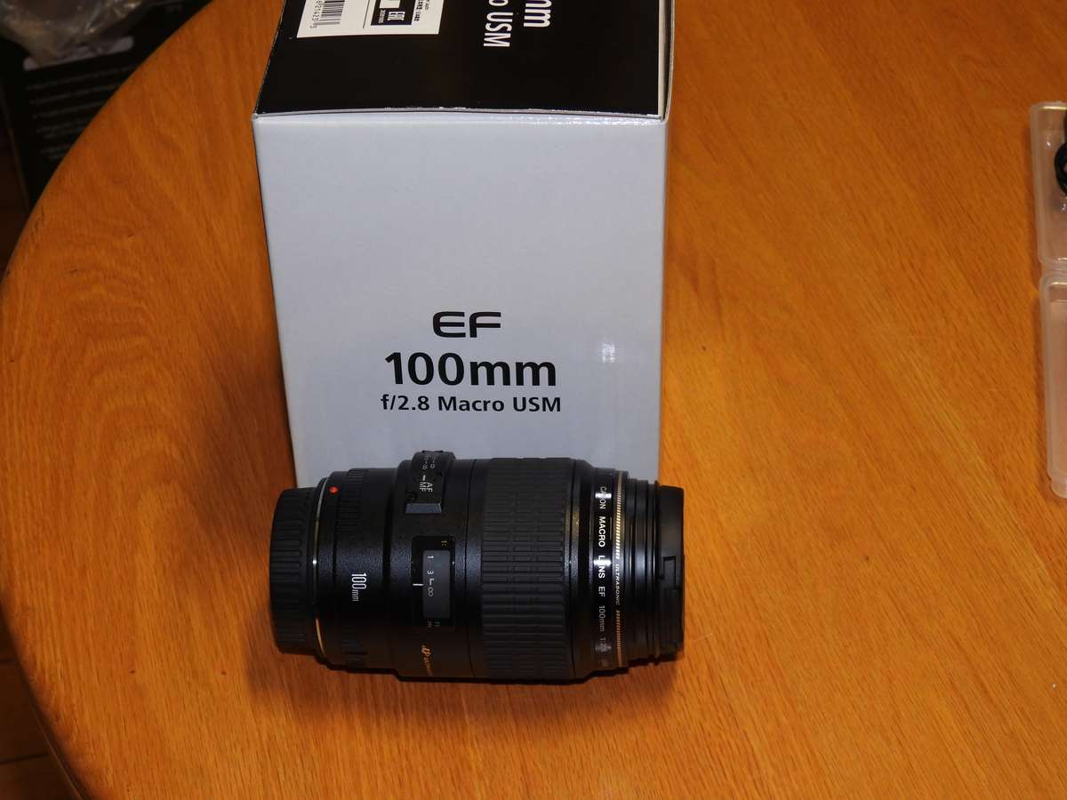 Canon EF 100mm f2.8 USM Macro Lens