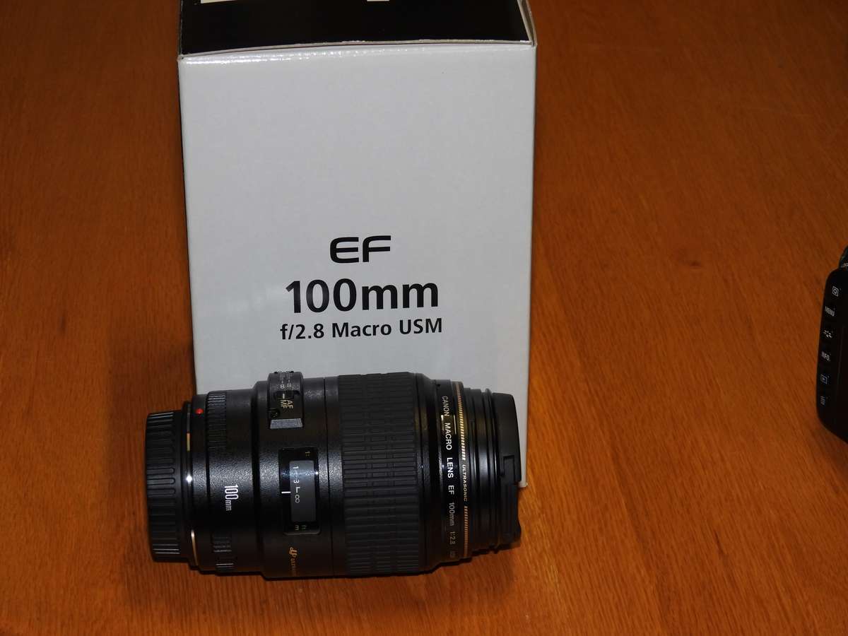 Canon EF 100mm f2.8 USM Macro Lens