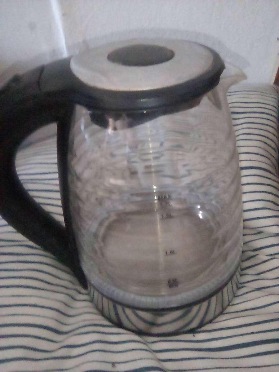 2x Kettles- Sunbeam glass and Logik black