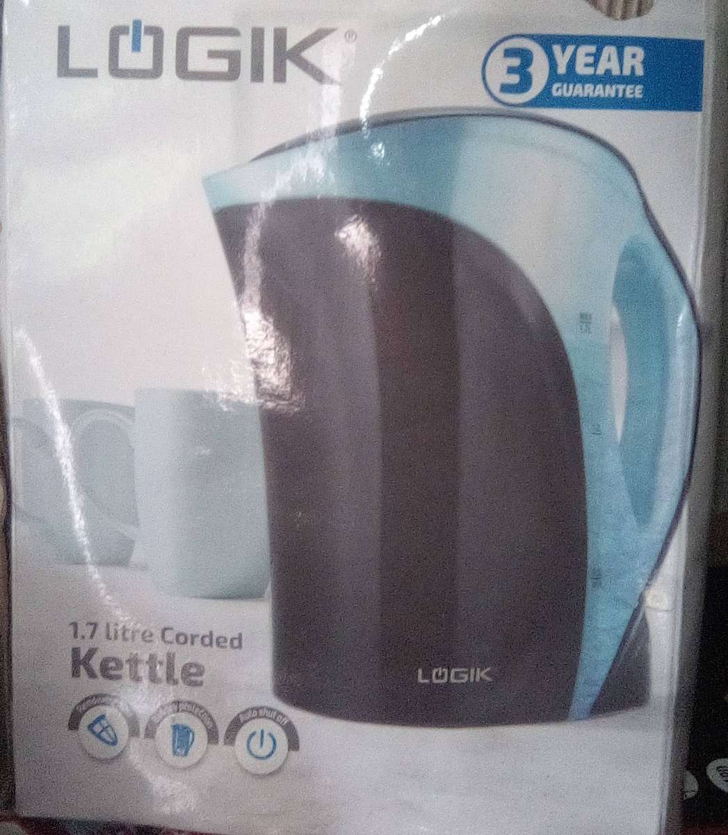 2x Kettles- Sunbeam glass and Logik black