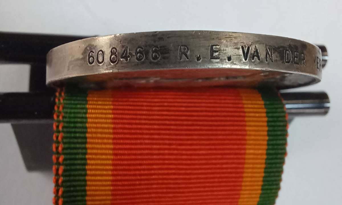 WW2 FULL SIZE AFRICA SERVICE MEDAL - SILVER & ORIGINAL RIBBON