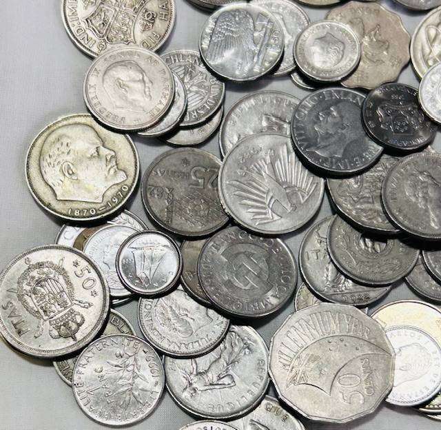 60 x Mix WORLD COINS of different courtiers in EF to AU condition as one lot