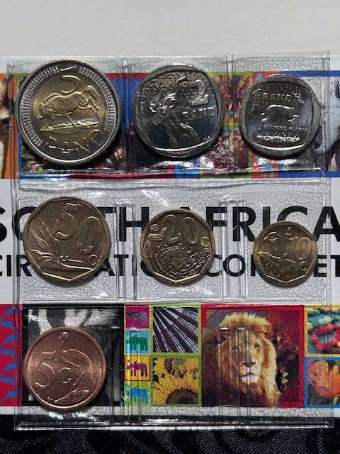 2009 Small UNC Coin sets scares and was for exports not a lot available in SA x 2 Bid per set