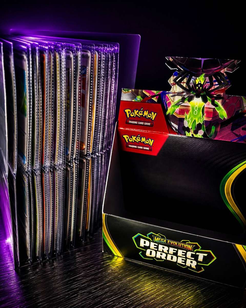 Pokémon 160 Card Binder Collection / Near Mint TCG Lot