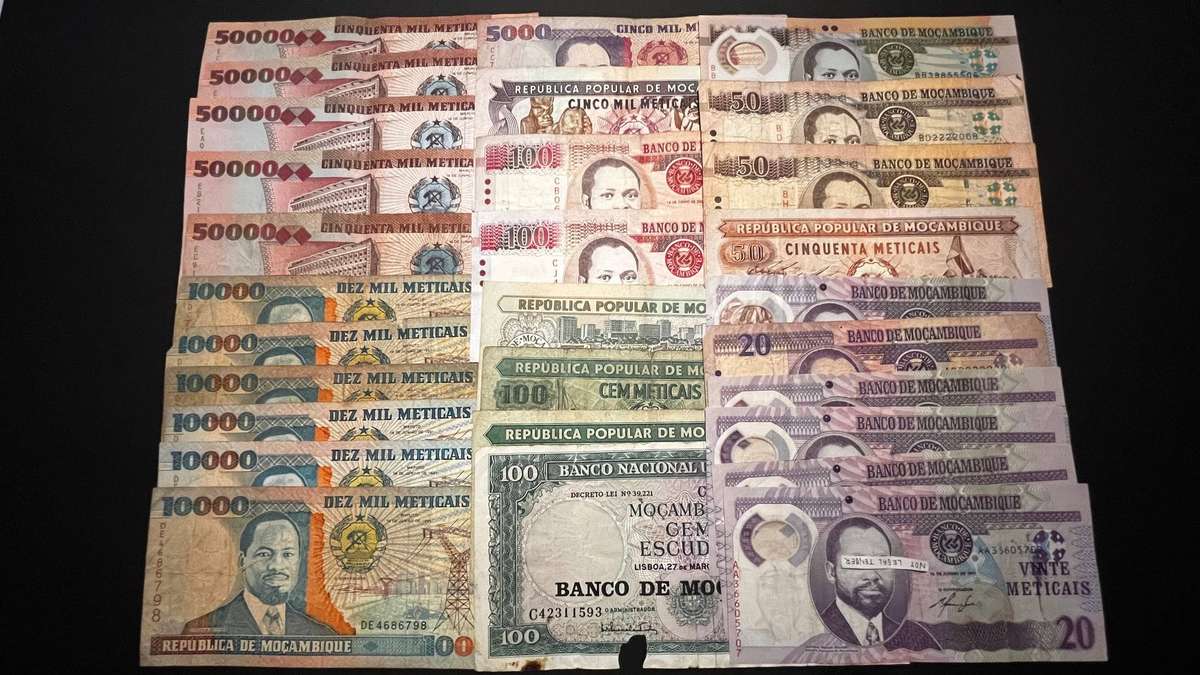 Mozambique Metical Banknote Bundle | Banco de Moçambique | 29 Notes