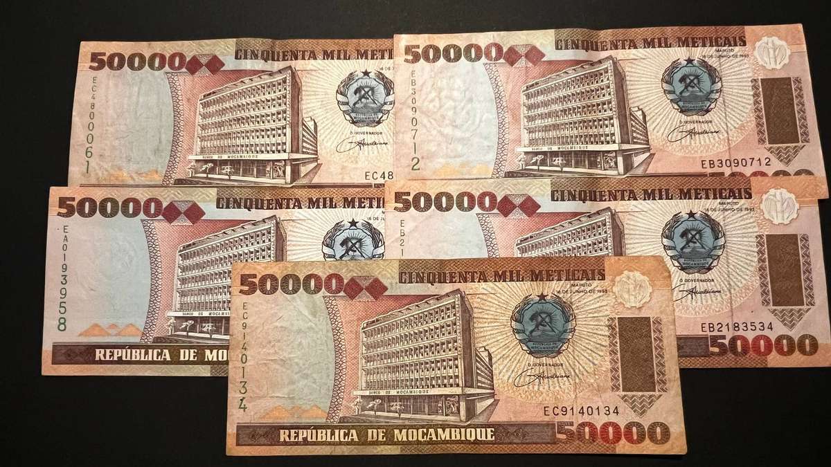 Mozambique Metical Banknote Bundle | Banco de Moçambique | 29 Notes