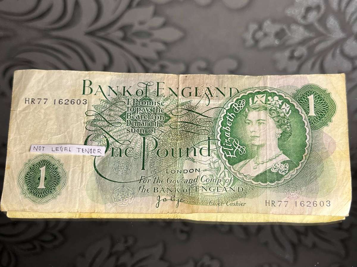 Bank of England £1 One Pound Note  Queen Elizabeth II & Britannia  1960s Issue