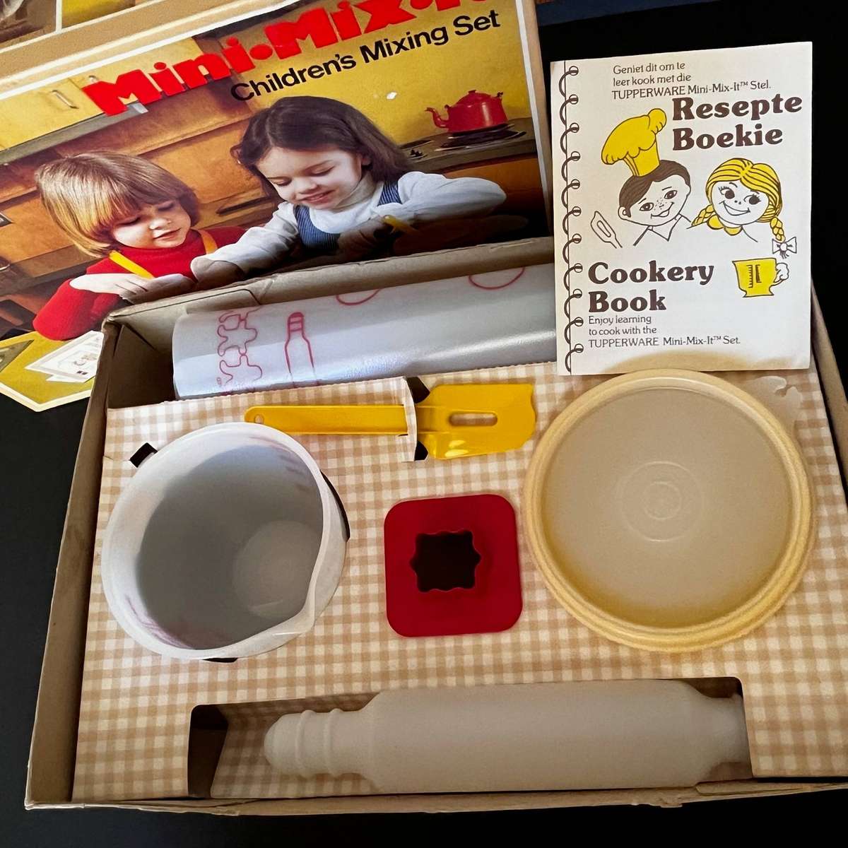  Vintage Tupperware Mini-Mix-It Childrens Mixing Set  Boxed