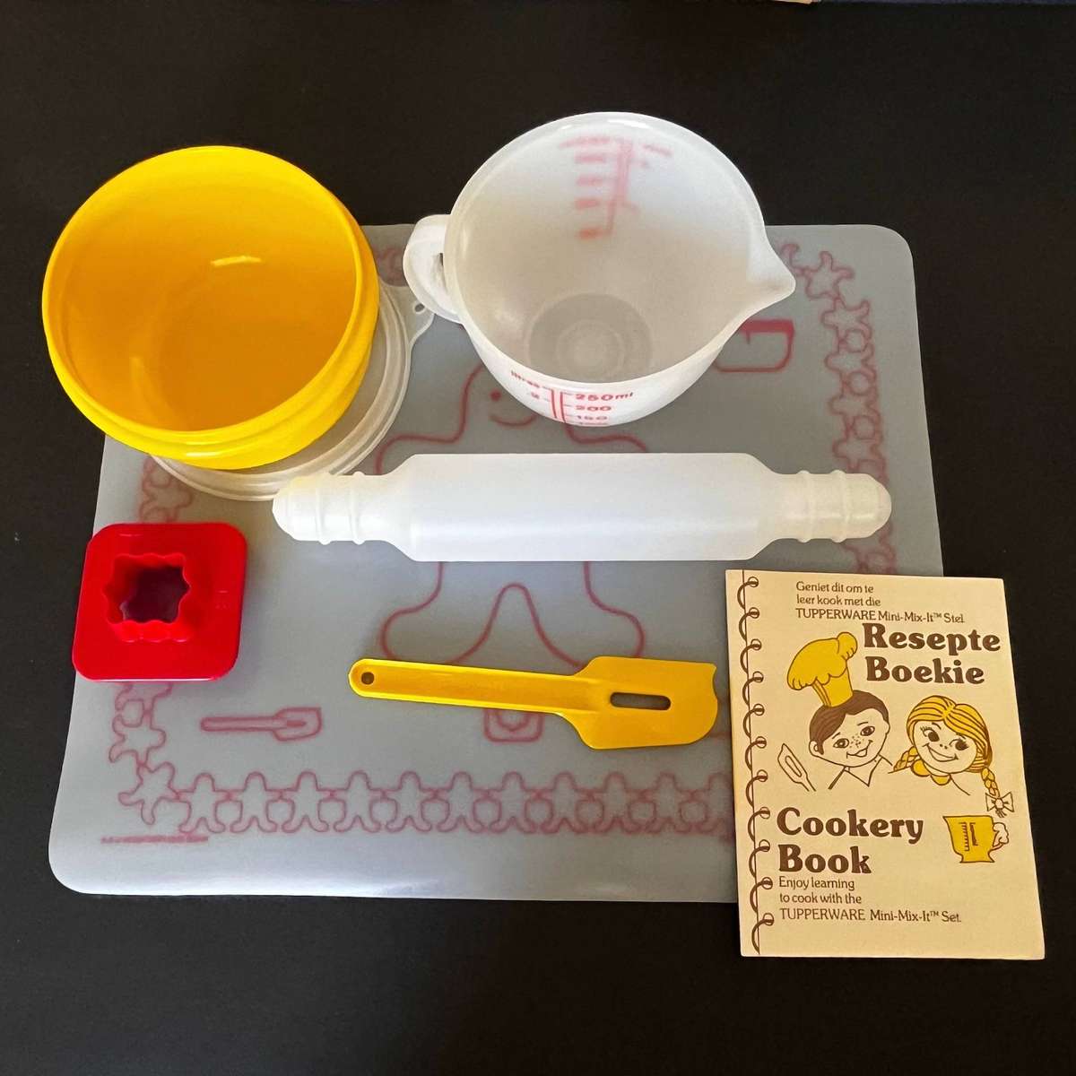  Vintage Tupperware Mini-Mix-It Childrens Mixing Set  Boxed