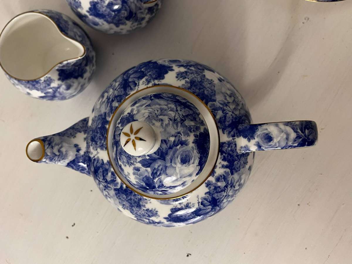 Maxwell & Williams Antique Blue Fine Bone China Tea Set  6 Trios + Teapot, Sugar & Milk