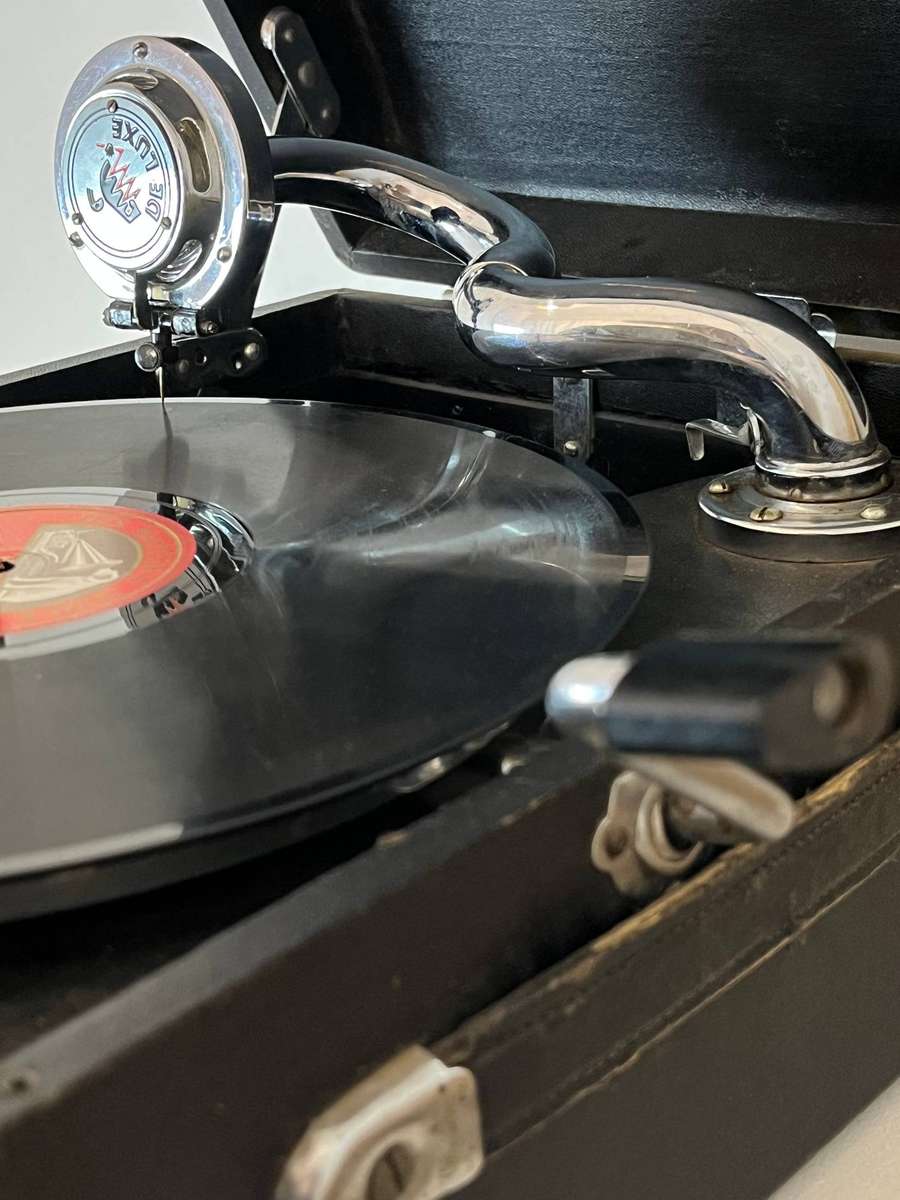 Vintage ELKAH Portable Wind-Up Gramophone + Record Album  1930s/50s Classic