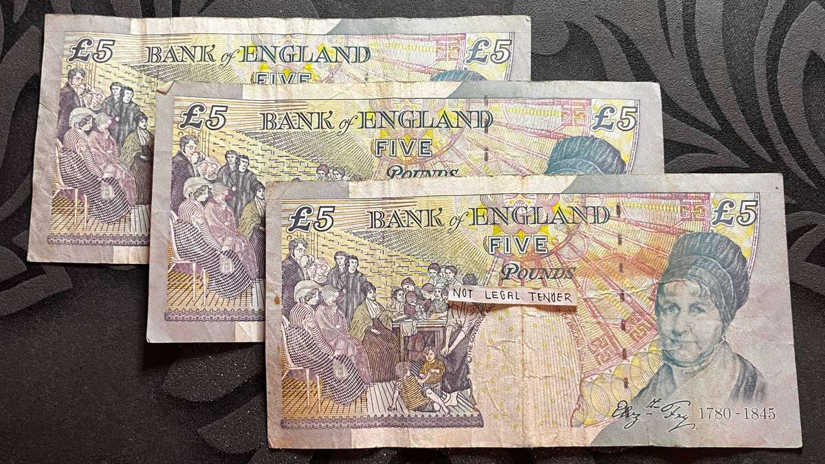 3x £5 Banknotes  Bank of England  Queen Elizabeth II