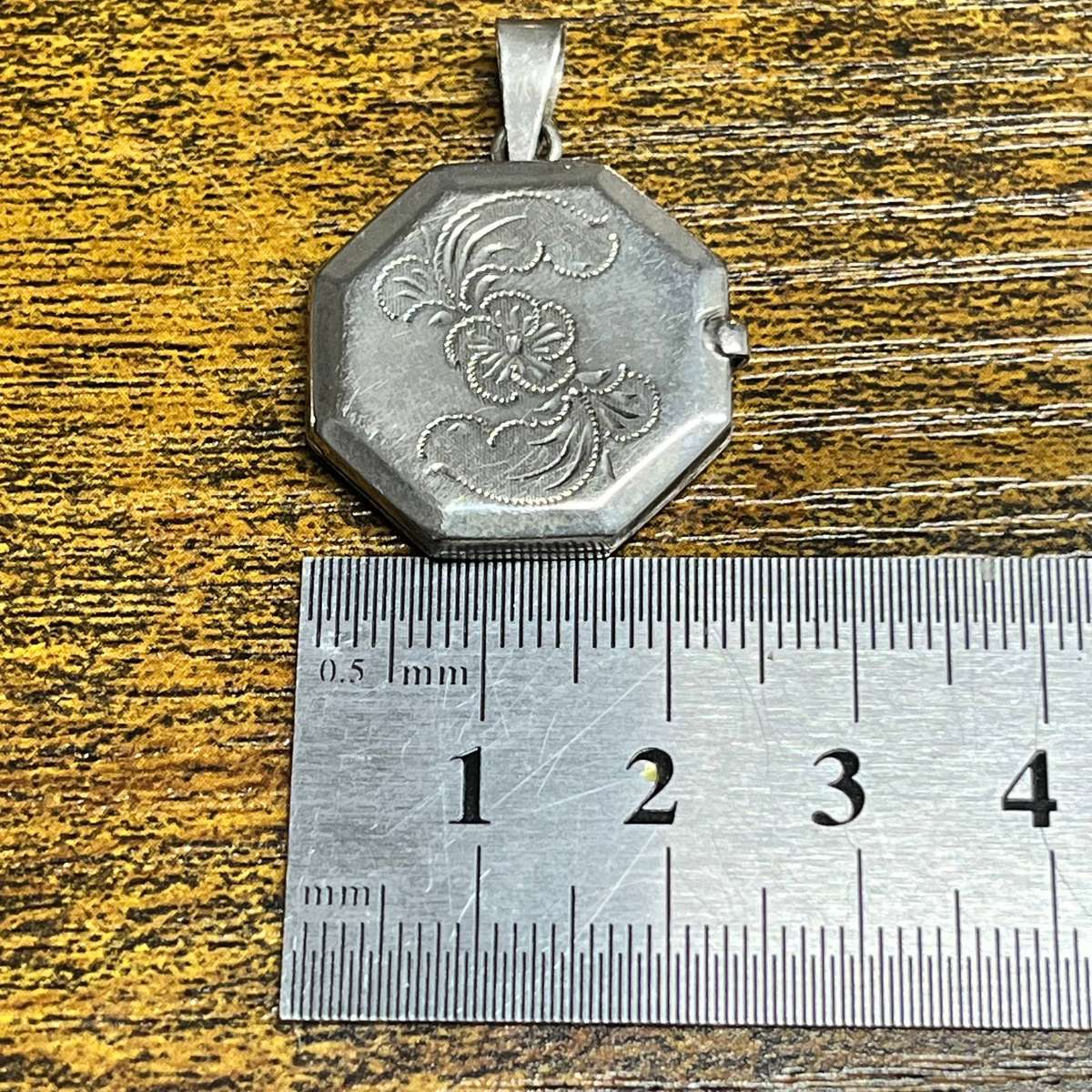 Vintage Silver Octagonal Floral Engraved Photo Locket Pendant  25mm