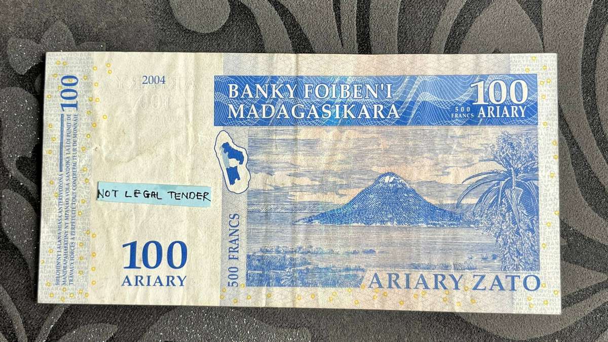 Madagascar 100 Ariary Banknote 2004
