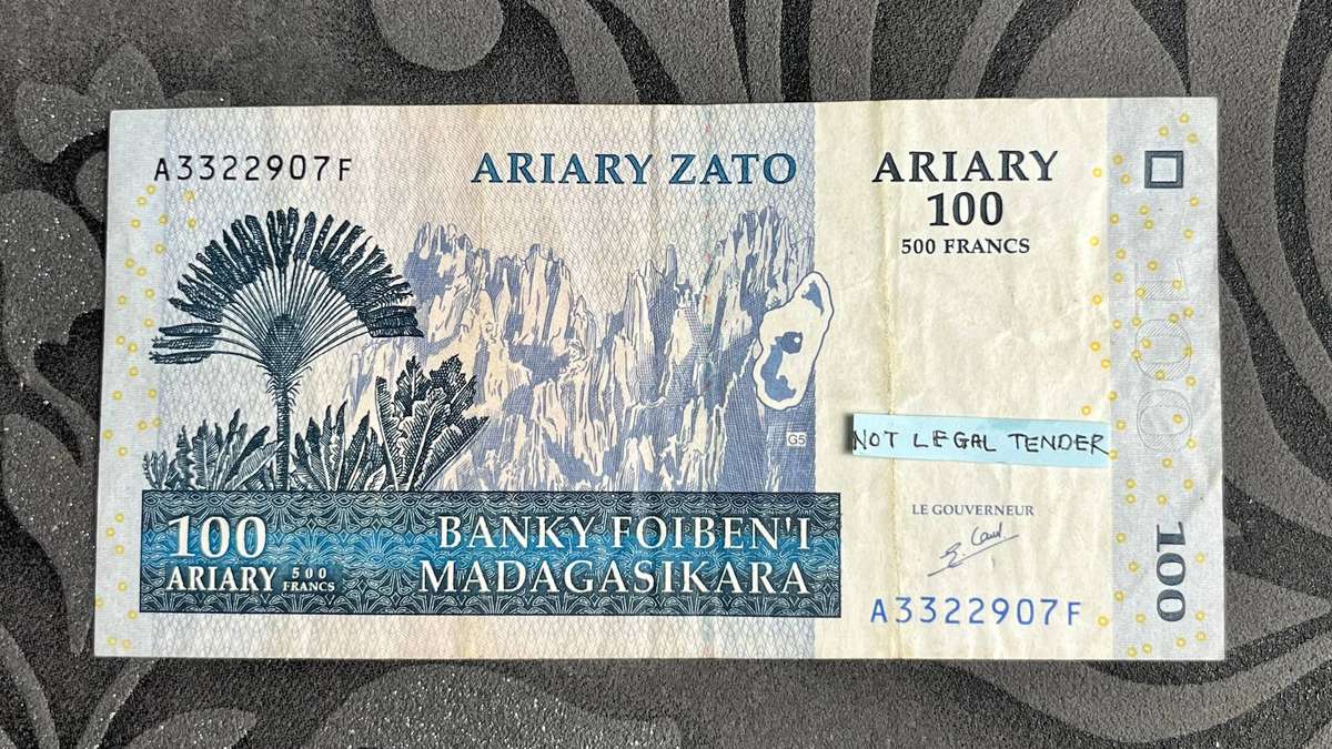 Madagascar 100 Ariary Banknote 2004