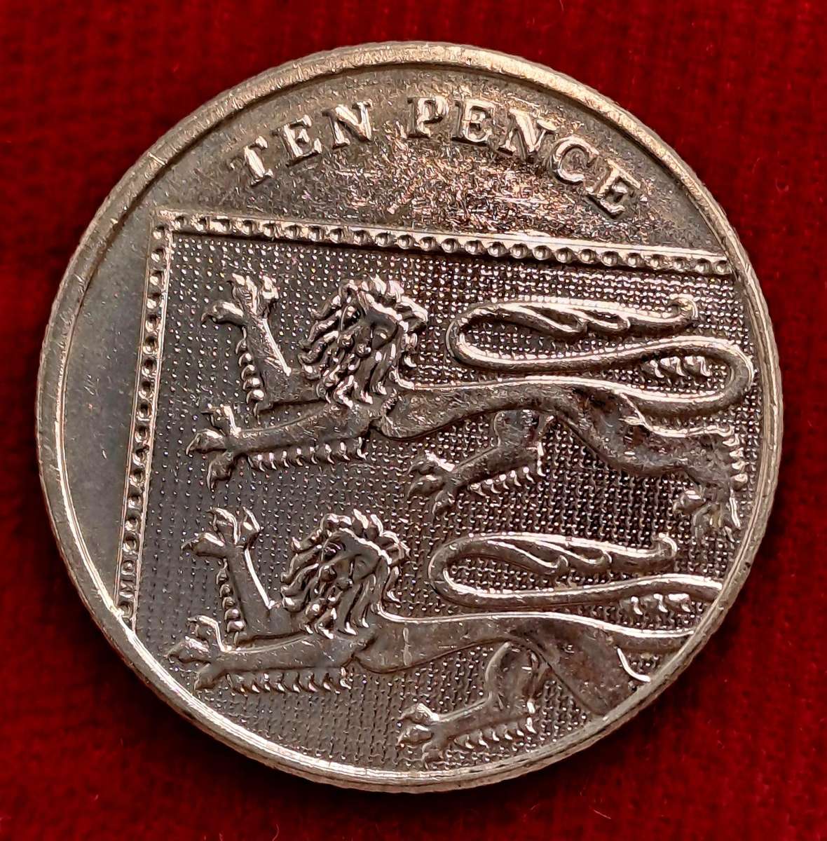 2013 United Kingdom 10 Pence - Elizabeth II 4th portrait, Royal Shield, magnetic