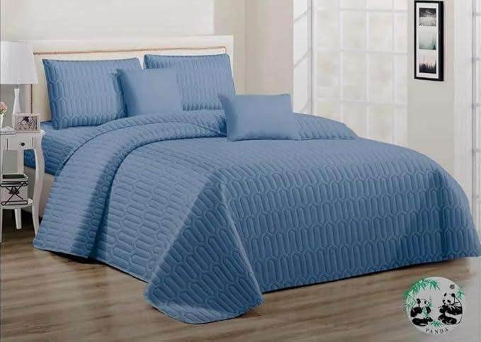 5 Piece Quilt set, Queen Quilt bedspread, 2 std pillow cases, 2 conti pillow cases