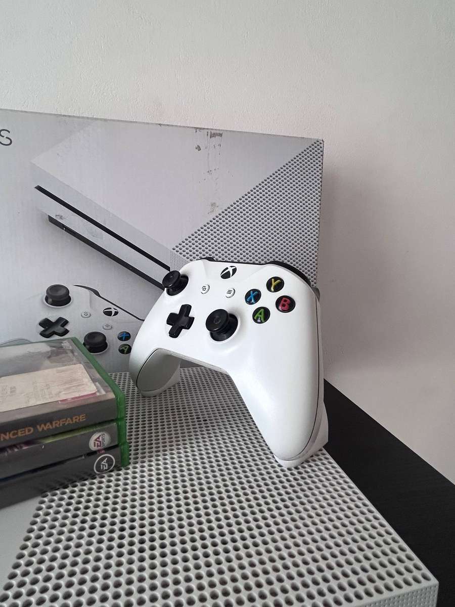 Xbox One S 1TB (White) - Controller + Power Cable + HDMI Cable + Box + 3 Games