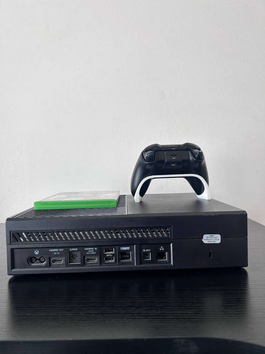 Xbox One Console Bundle  Includes Wireless Controller & Ryse: Son of Rome (Pre-owned)