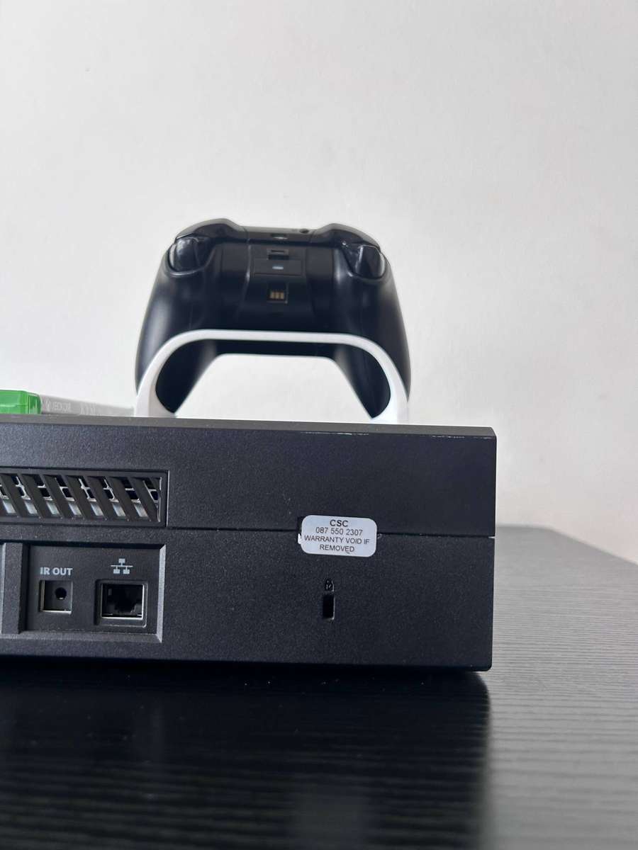 Xbox One Console Bundle  Includes Wireless Controller & Ryse: Son of Rome (Pre-owned)