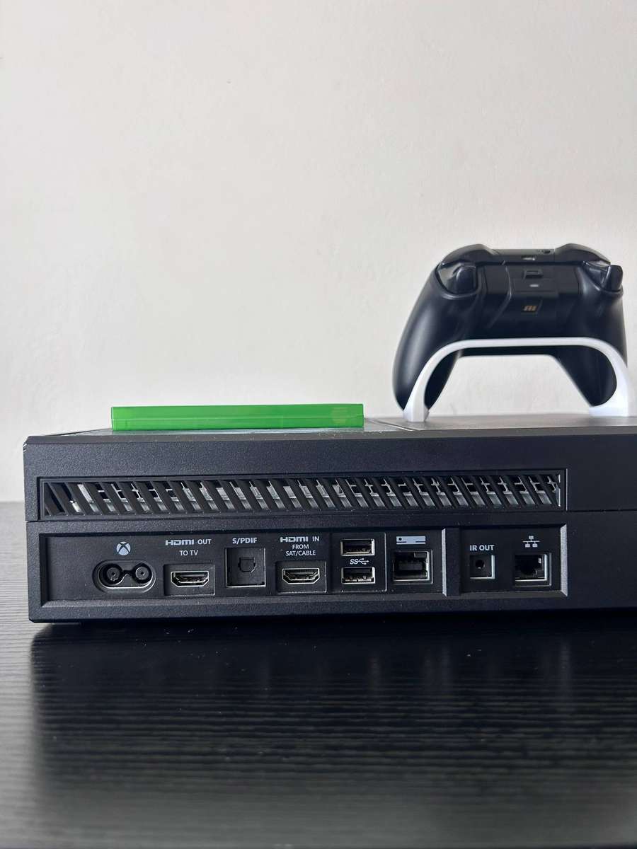 Xbox One Console Bundle  Includes Wireless Controller & Ryse: Son of Rome (Pre-owned)