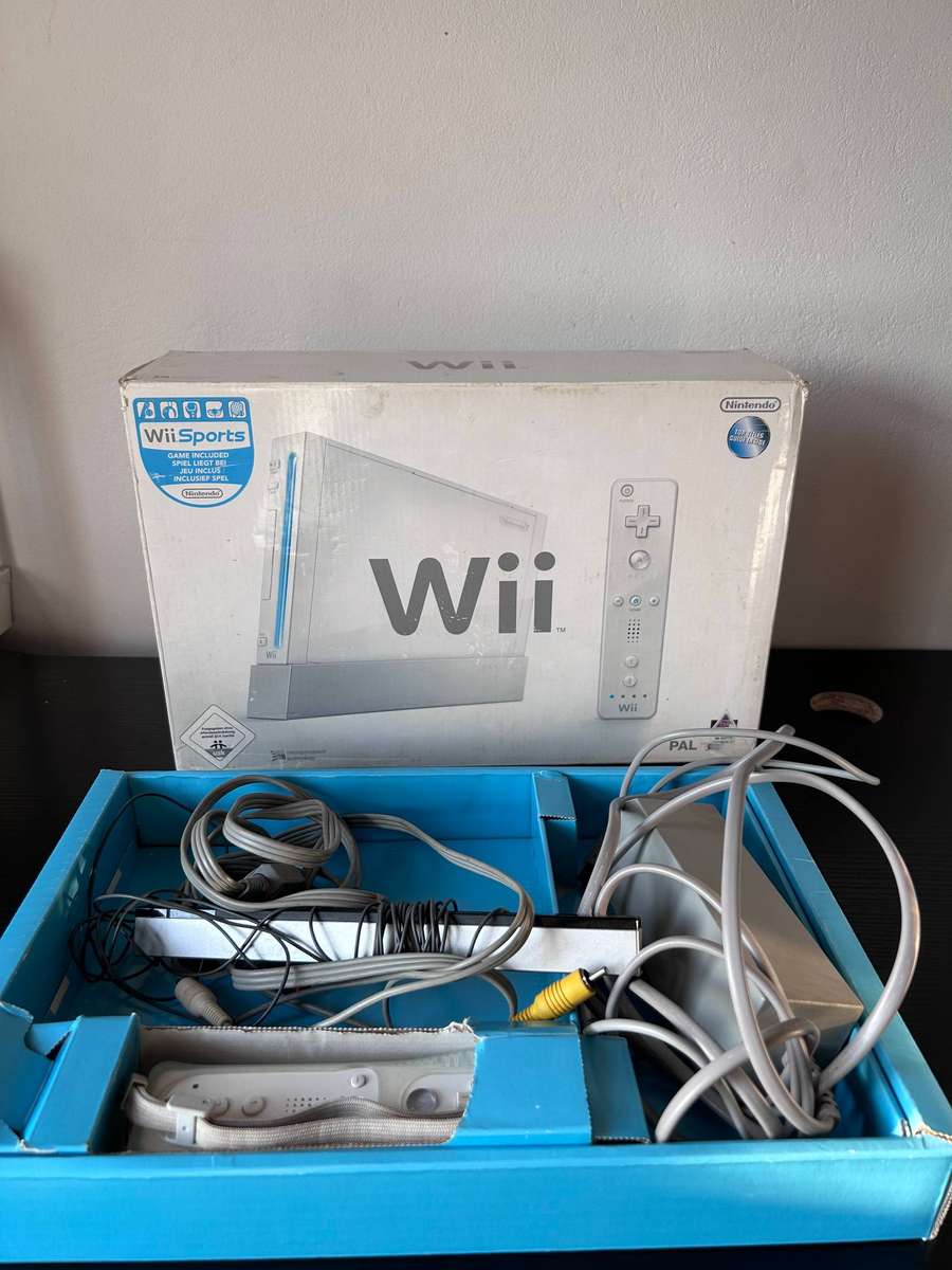 Nintendo Wii Bundle - Original White Console - Complete in Box