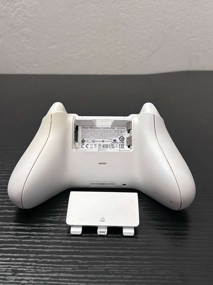 Xbox Series S/X Wireless Controller (Robot White) - Pre-owned