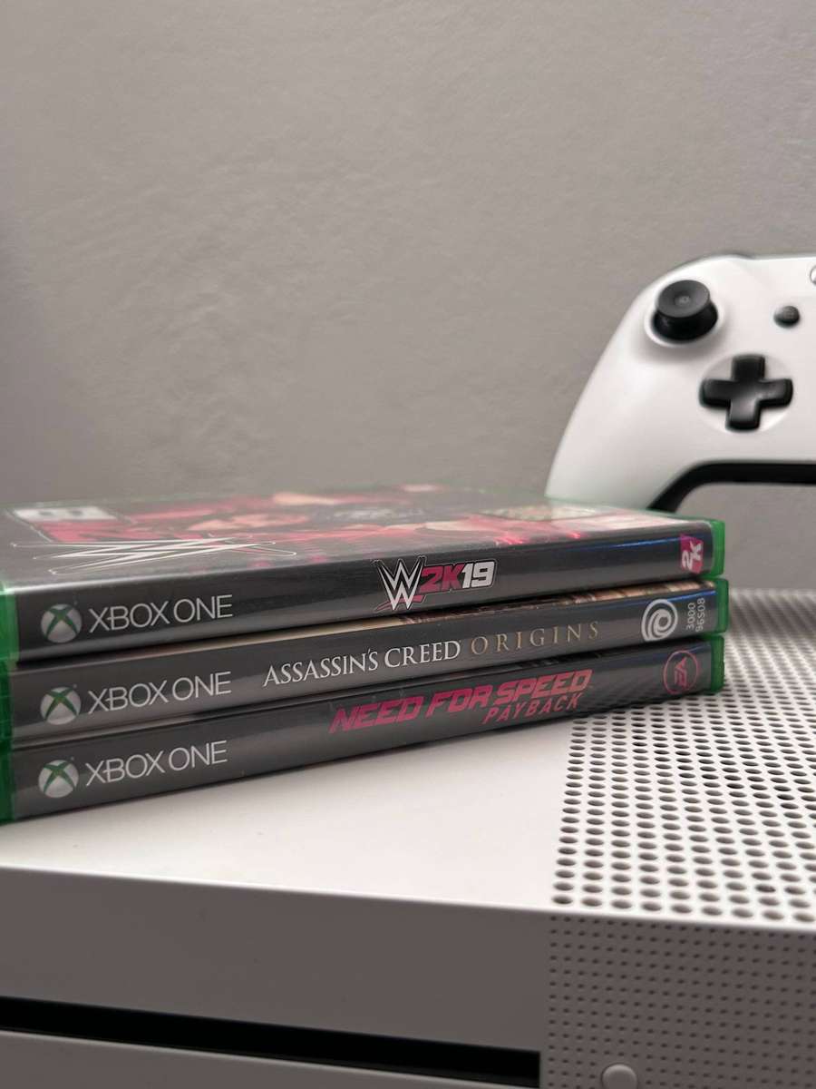 Xbox One S 500GB Console Bundle + 3 Games + Controller