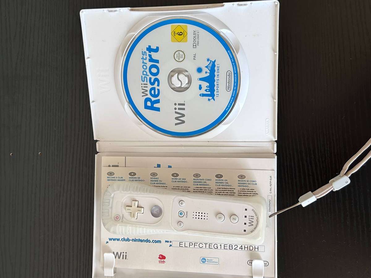 Wii Sports Resort Game + Wii Remote Plus (MotionPlus Inside)