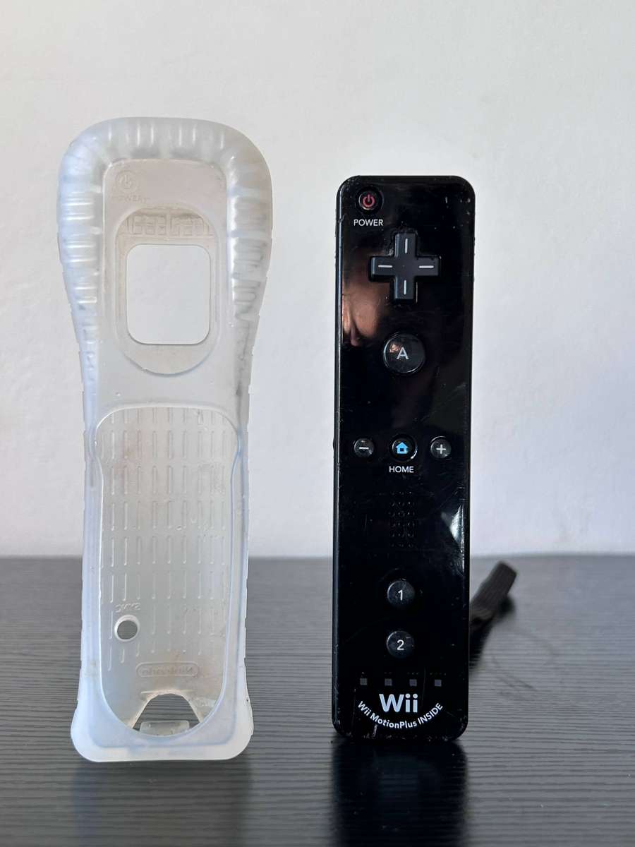 Nintendo Wii Remote Plus (Black) - MotionPlus Inside + Silicone Sleeve