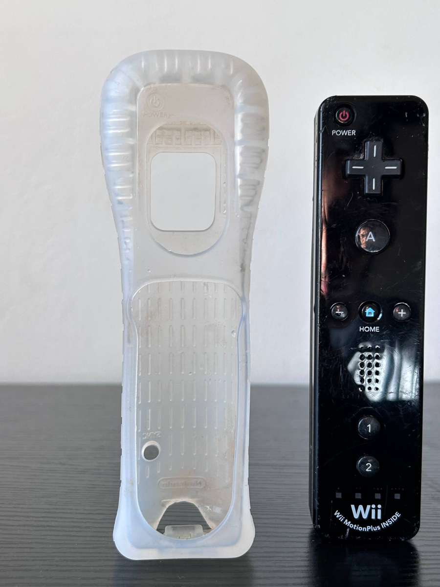 Nintendo Wii Remote Plus (Black) - MotionPlus Inside + Silicone Sleeve