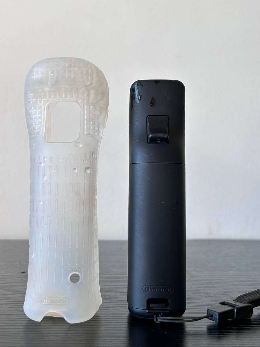 Nintendo Wii Remote Plus (Black) - MotionPlus Inside + Silicone Sleeve