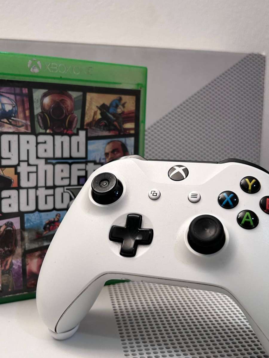 Xbox One S 500GB Console White - Controller  - Includes GTA V & Original Packaging