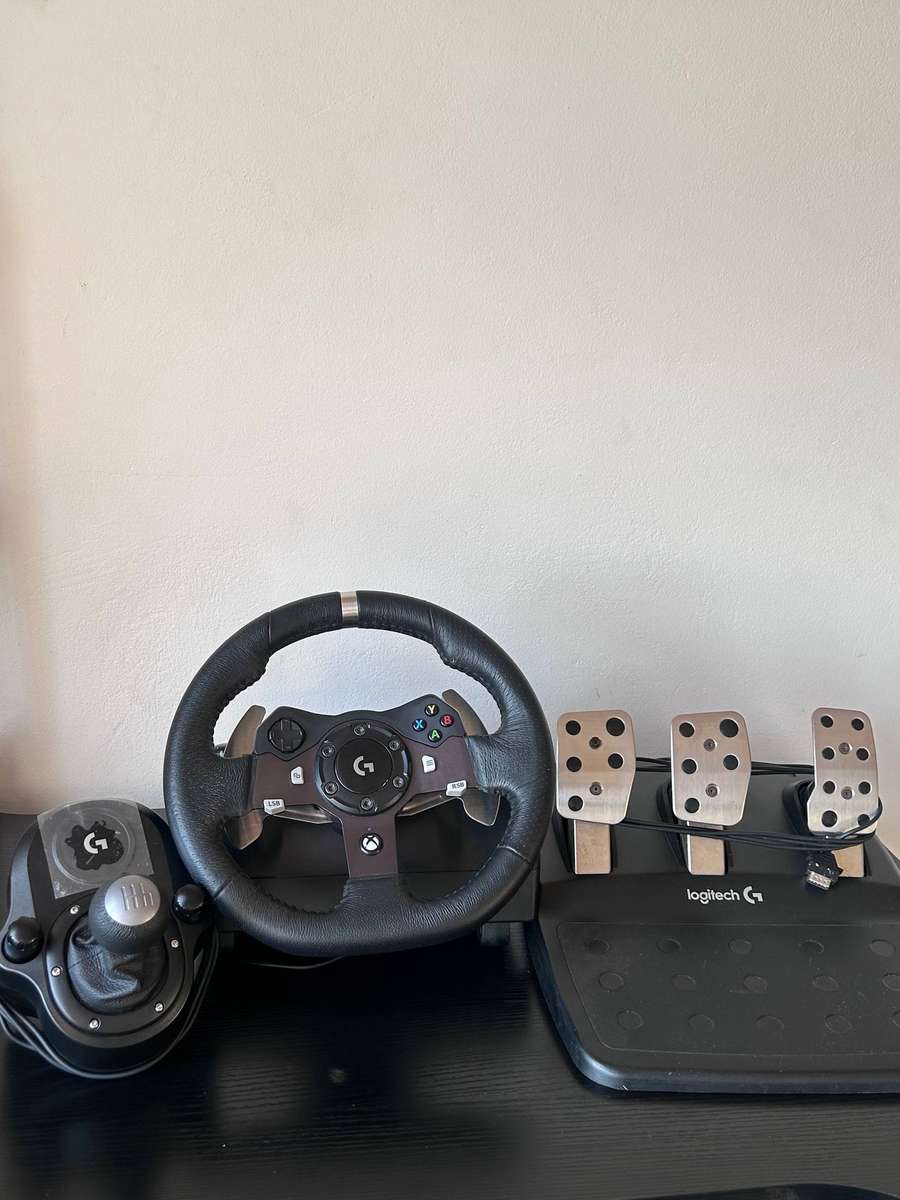 Logitech G920 Driving Force Racing Wheel Set with 3 Pedals & Shifter (Xbox/PC)