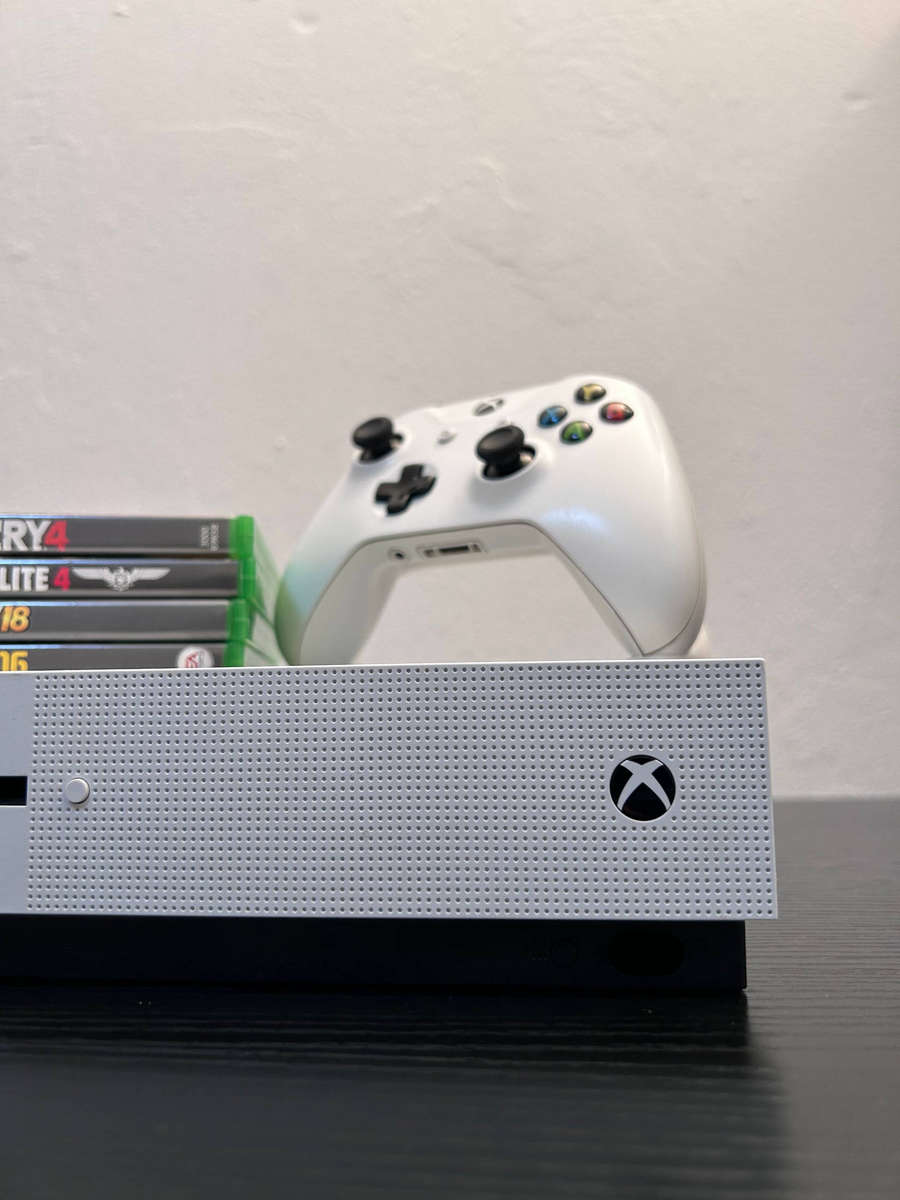 Xbox One S 500GB Console Bundle | Robot White | 1x Wireless Controller + 4 Games