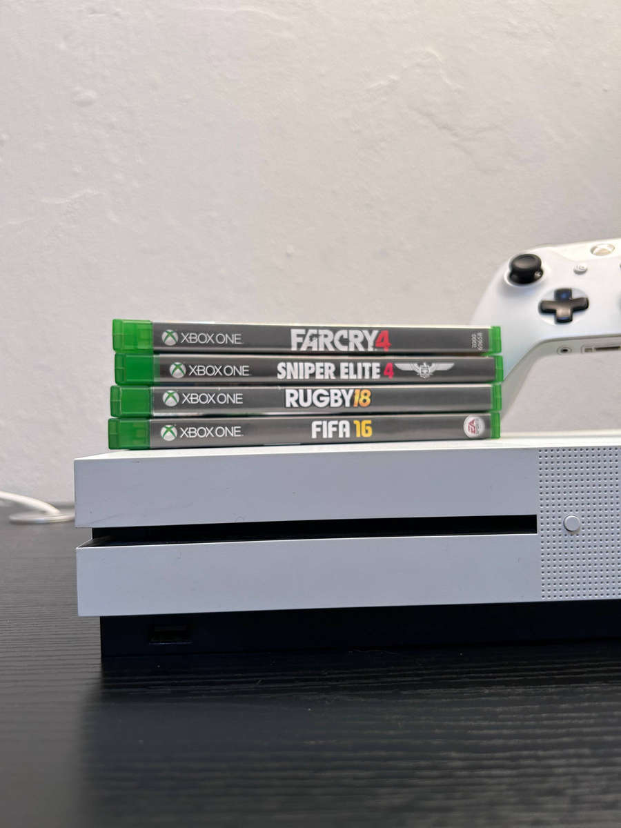 Xbox One S 500GB Console Bundle | Robot White | 1x Wireless Controller + 4 Games