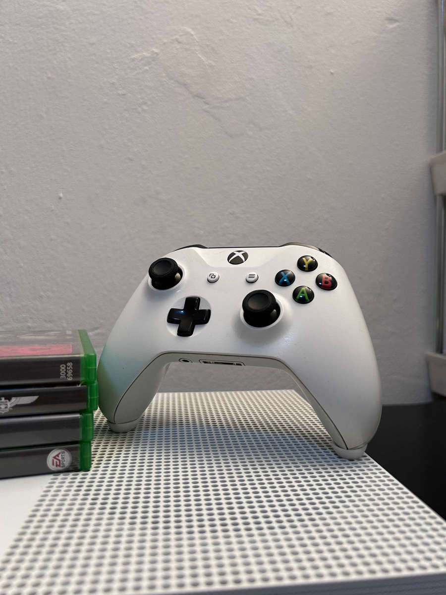 Xbox One S 500GB Console Bundle | Robot White | 1x Wireless Controller + 4 Games