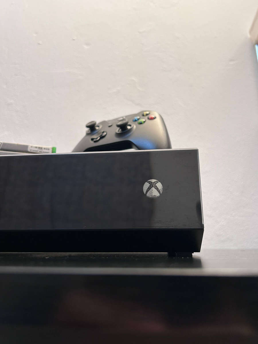 Xbox One 500GB Console Bundle | Original Jet Black | 1x Wireless Controller + 4 Games
