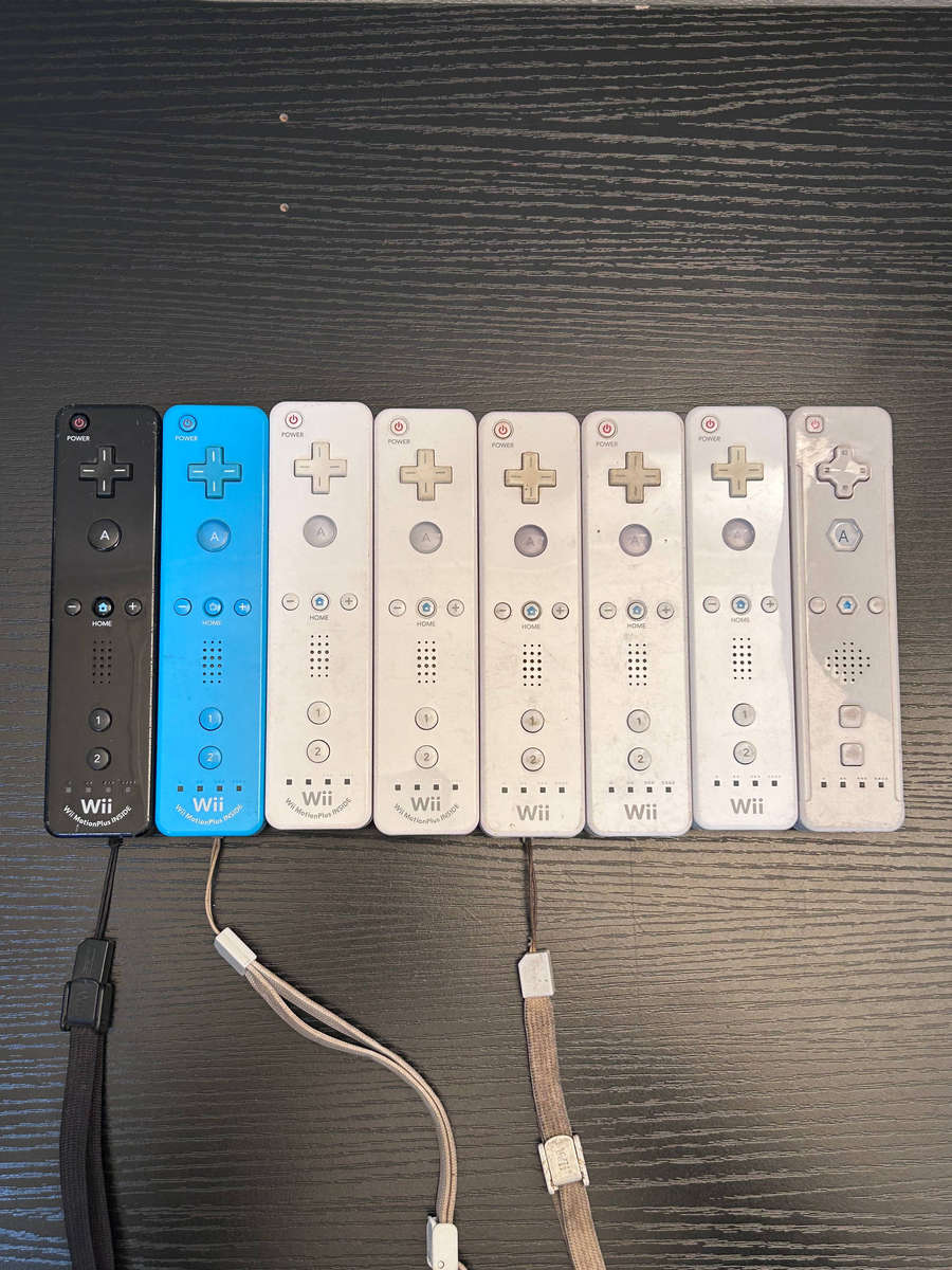 8x Nintendo Wii Remotes  Untested / No Power / Spares & Repairs